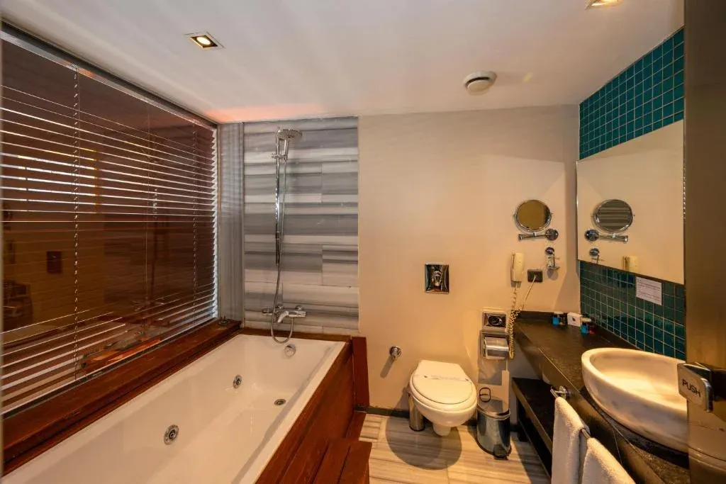 pera-tulip-hotel-bathroom.webp